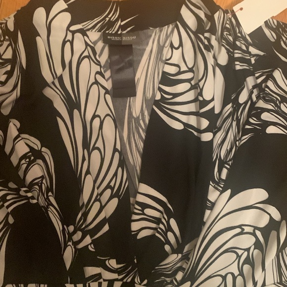 Beautiful short dress - Picture 2 of 3